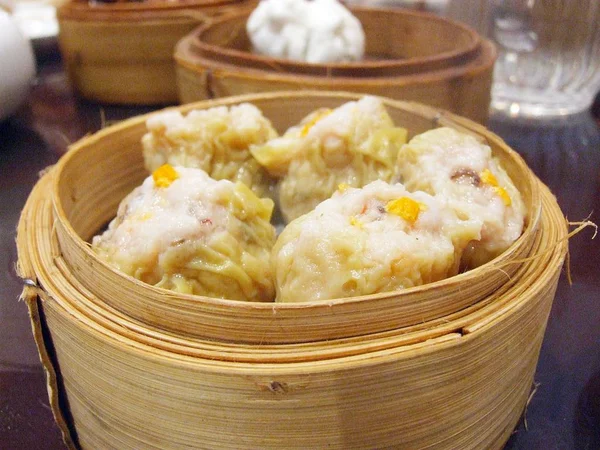 Fläsk Shumai i bambu streamer — Stockfoto