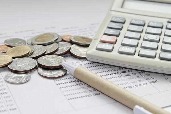 Pièces de monnaie, stylo et calculatrice sur le livret de compte d'épargne — Photo