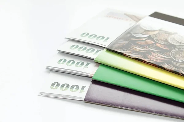 Passaporto del conto di risparmio e denaro su sfondo bianco — Foto Stock