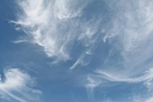 Modrá obloha pozadí s bílým mrakem — Stock fotografie