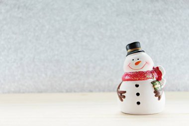 Ahşap, gümüş glitter arka plan üzerinde sevimli kardan adam