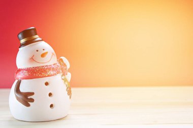 Ahşap, kırmızı zemin üzerine sevimli kardan adam