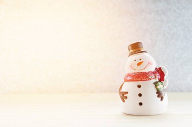 Ahşap, gümüş glitter arka plan üzerinde sevimli kardan adam