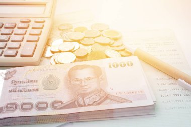 Paralar, Tay para, kalem, hesap makinesi ve beyaz arka plan üzerinde tasarruf hesabı hesap cüzdanı