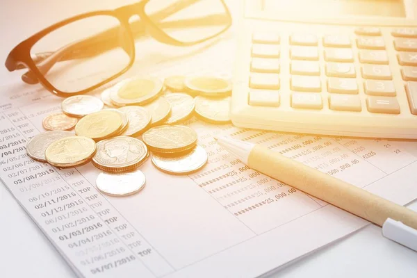 Monnaies, argent thaïlandais, stylo, calculatrice, lunettes et livret de compte d'épargne sur fond blanc — Photo