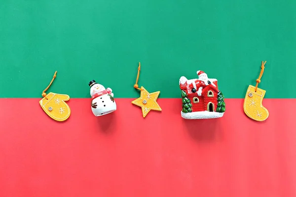雪だるま、サンタ クロース、クリスマスや新年の装飾または赤と緑の背景の飾り — ストック写真