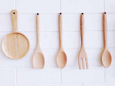 Ahşap plaka ve duvarda asılı mutfak eşyaları