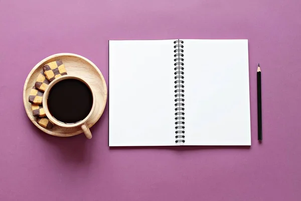 Vista superior de la imagen de cuaderno abierto con páginas en blanco y taza de café en el fondo de color, listo para agregar o burlarse de — Foto de Stock