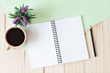 açık defter ile boş sayfaları ve kahve fincanı ahşap arka plan eklemek için hazır veya sahte kadar üzerinde görüntüsünü Üstten Görünüm