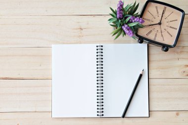 açık defter ile boş sayfaları ve ahşap arka plan, eklemek için hazır veya sahte kadar retro çalar saat görüntüsünü Üstten Görünüm