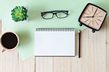 açık defter ile boş sayfalar, retro çalar saat ve kahve fincanı ahşap arka plan üzerinde üstten görünüm görüntüsü eklemek için hazır veya yukarı alay