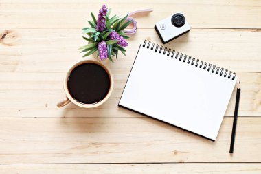 Ofis çalışma masası boş defter kağıt, kahve ile düz yatıyordu tarzı