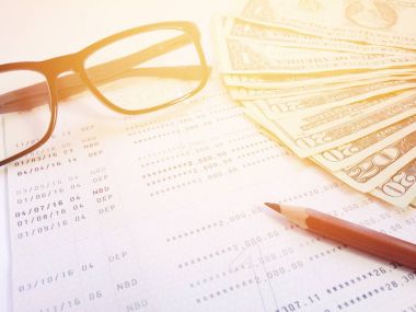 Kalem, gözlük, para ve tasarruf hesabı hesap cüzdanı veya beyaz arka plan üzerinde mali tablo