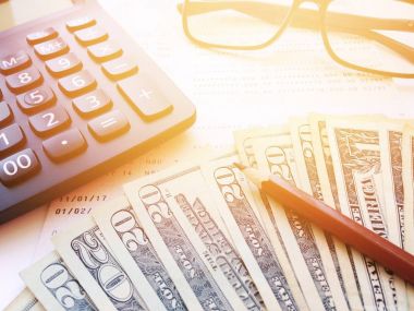 Kalem, gözlük, hesap makinesi, para ve tasarruf hesabı hesap cüzdanı veya beyaz arka plan üzerinde mali tablo