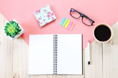 Açık defter ile boş sayfalar, Aksesuar ve kahve fincanı ahşap arka plan üzerinde üstten görünüm görüntüsü eklemek için hazır veya yukarı alay