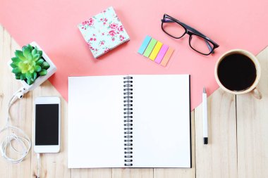 Açık defter ile boş sayfalar, Aksesuar ve kahve fincanı ahşap arka plan üzerinde üstten görünüm görüntüsü eklemek için hazır veya yukarı alay