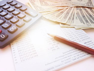 Kalem, hesap makinesi, para ve tasarruf hesabı hesap cüzdanı veya beyaz arka plan üzerinde mali tablo