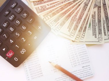 Kalem, hesap makinesi, para ve tasarruf hesabı hesap cüzdanı veya beyaz arka plan üzerinde mali tablo