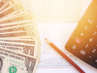 Kalem, hesap makinesi, para ve tasarruf hesabı hesap cüzdanı veya beyaz arka plan üzerinde mali tablo