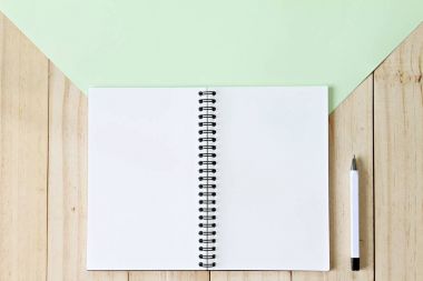 Açık defter ile ahşap arka plan eklemek için hazır veya sahte kadar üzerinde boş sayfa görüntüsünü Üstten Görünüm