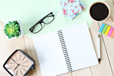 Ofis resepsiyon masası açık defter kağıt, Aksesuar ve kahve fincanı, görünümü Top veya kopya alanı eklemek için hazır ile yatıyordu veya sahte kadar düz