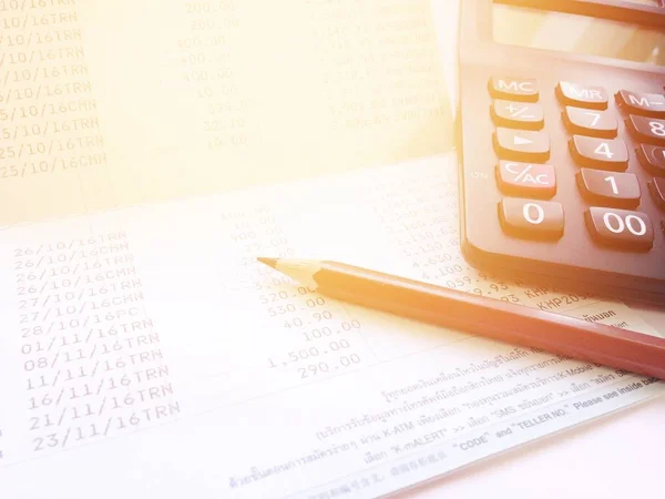 Bolígrafo, calculadora y libreta de ahorros sobre fondo blanco — Foto de Stock