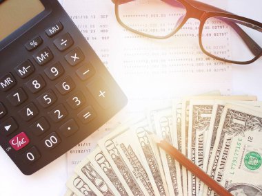 Kalem, hesap makinesi, para, gözlük ve tasarruf hesabı hesap cüzdanı veya beyaz arka plan üzerinde mali tablo