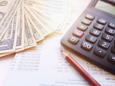 Para, hesap makinesi ve kalem ve gözlük hesap hesap cüzdanı veya mali tablo kaydetme