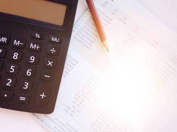Cuaderno de bitácora, calculadora y cuenta de ahorros o estado financiero sobre fondo blanco — Foto de Stock