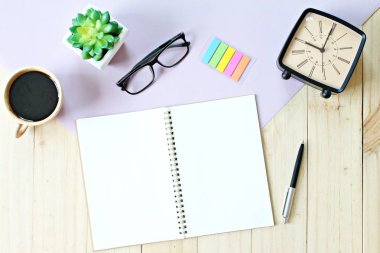 Üstten Görünüm veya düz açık defter kağıt ile boş sayfalar, aksesuarları ve kahve fincanı eklemek için hazır veya sahte kadar ahşap arka plan üzerinde göklere