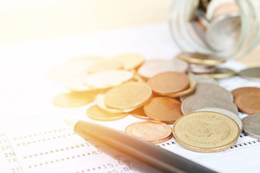 Cam Kavanoz ve kalem hesabına kitap ya da mali tablo kaydetme para dağınık