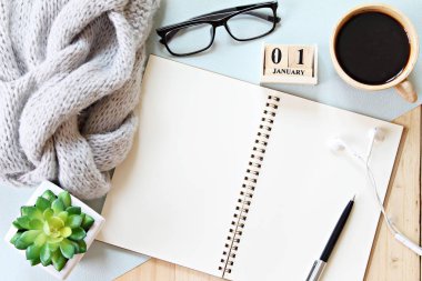 Resepsiyon tablo eşarp, defter kağıt, aksesuarlar, küp takvim ve kahve Kupası, üstten görünüm veya düz kopya alanı eklemek için hazır ile yatıyordu veya sahte kadar