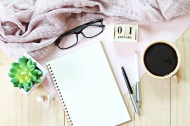 Resepsiyon tablo eşarp, defter kağıt, aksesuarlar, küp takvim ve kahve Kupası, üstten görünüm veya düz kopya alanı eklemek için hazır ile yatıyordu veya sahte kadar