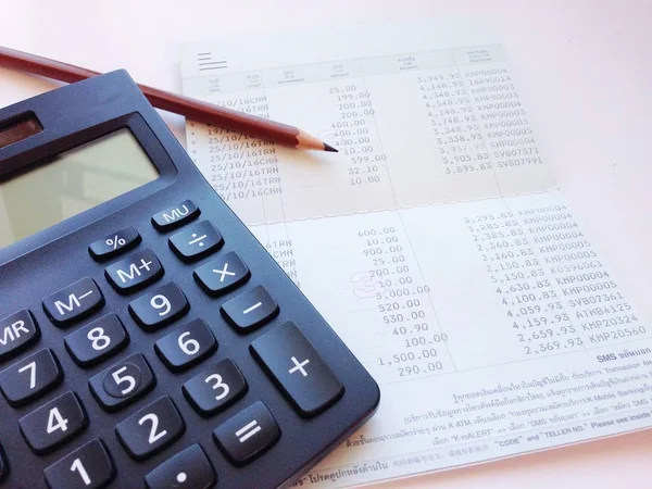 Калькулятор, олівець і збереження рахунку книги або фінансової звітності на офісному столі — стокове фото