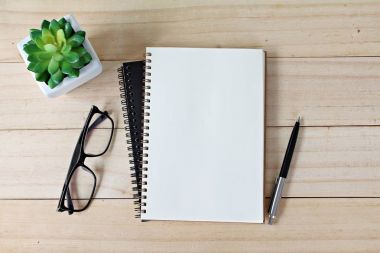 Ofis resepsiyon masası açık defter kağıt, kalem ve gözlük, düz ile Sat veya kopya alanı, eklemek için hazır görünümüyle top veya yukarı alay 