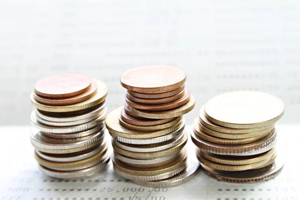 Монети спираються на збереження книги рахунків або фінансової звітності — стокове фото