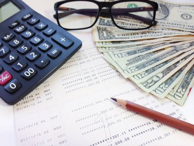 Doları para, hesap makinesi ve Ofis Masası üzerinde hesap kitap ya da mali tablo kaydetme