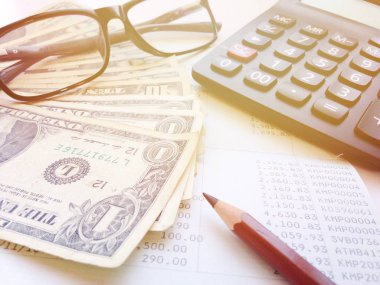 Doları para, hesap makinesi ve Ofis Masası üzerinde hesap kitap ya da mali tablo kaydetme