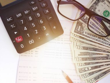 Doları para, hesap makinesi ve Ofis Masası üzerinde hesap kitap ya da mali tablo kaydetme