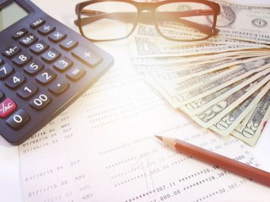 Doları para, hesap makinesi ve Ofis Masası üzerinde hesap kitap ya da mali tablo kaydetme