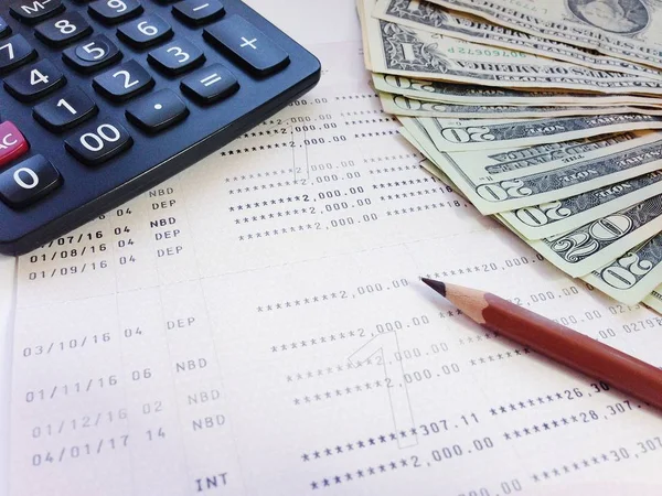 Doları para, hesap makinesi ve Ofis Masası üzerinde hesap kitap ya da mali tablo kaydetme