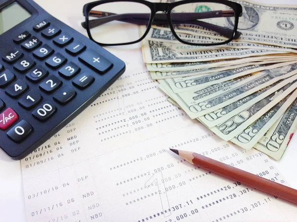 Doları para, hesap makinesi ve Ofis Masası üzerinde hesap kitap ya da mali tablo kaydetme