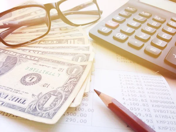 Doları para, hesap makinesi ve Ofis Masası üzerinde hesap kitap ya da mali tablo kaydetme