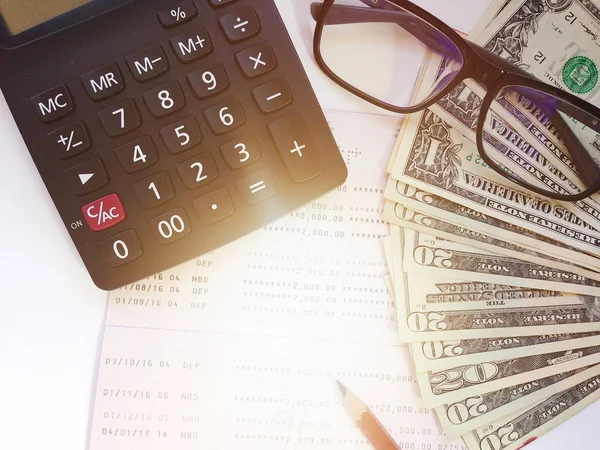 Doları para, hesap makinesi ve Ofis Masası üzerinde hesap kitap ya da mali tablo kaydetme