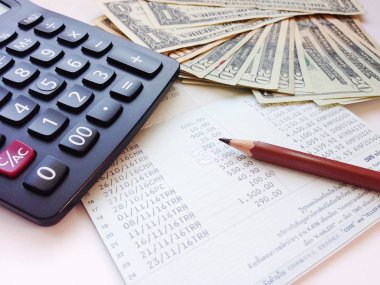 İş, finans, yatırım, muhasebe veya para Satım kavramı: Amerikan dolar nakit para, tasarruf hesabı hesap cüzdanı veya mali hesap makinesi