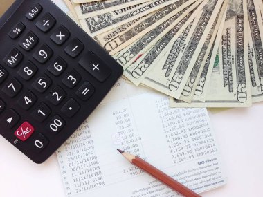 İş, finans, yatırım, muhasebe veya para Satım kavramı: Amerikan dolar nakit para, tasarruf hesabı hesap cüzdanı veya mali hesap makinesi