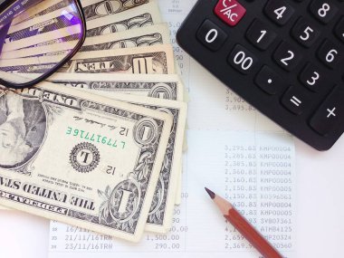 Doları para, hesap makinesi ve Ofis Masası üzerinde hesap kitap ya da mali tablo kaydetme
