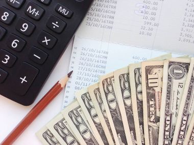 Doları para, hesap makinesi ve Ofis Masası üzerinde hesap kitap ya da mali tablo kaydetme