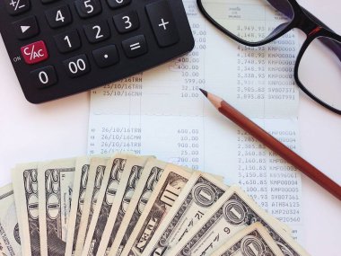 Doları para, hesap makinesi ve Ofis Masası üzerinde hesap kitap ya da mali tablo kaydetme