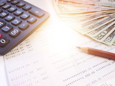 Doları para, hesap makinesi ve Ofis Masası üzerinde hesap kitap ya da mali tablo kaydetme